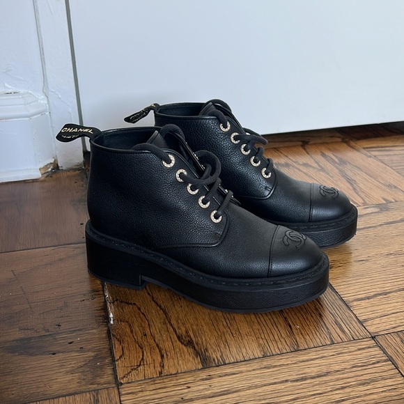 Chanel interlocking CC logo Boot - Picture 3 of 5